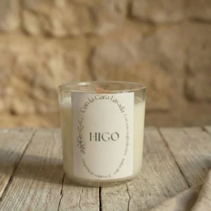 Vela de aromaterapia aroma higo artesanal en vaso de cristal sobre mesa rústica