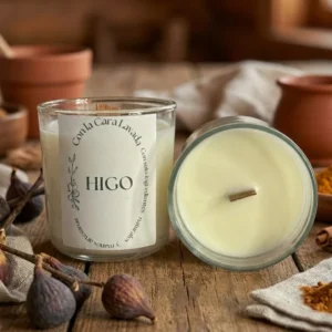 Vela artesanal de soja aroma higo natural con fragancia cálida y envolvente. Entorno rústico.