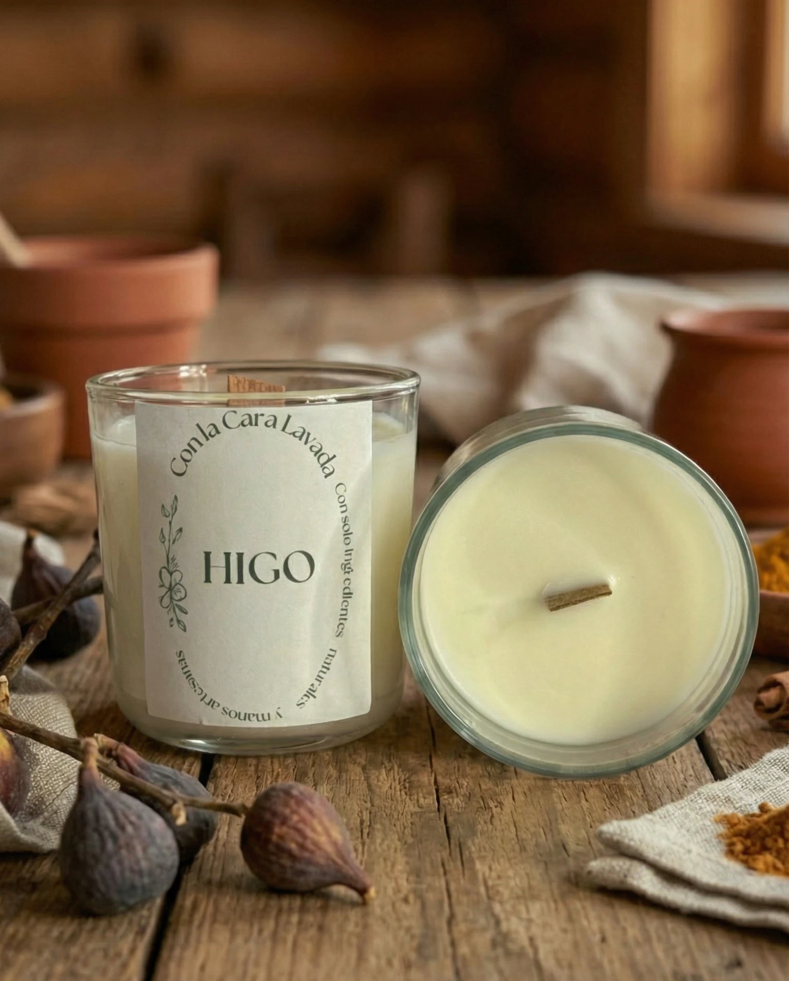 Vela de soja aroma higo con mecha de madera junto a higos frescos y especias sobre madera rústica