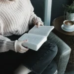 La Sinfonía Aromática de la Lectura: Una Guía Exhaustiva para Armonizar Fragancias y Géneros Literarios