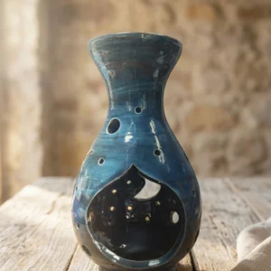 Quemador Blue Dragon de cerámica azul sobre fondo neutro