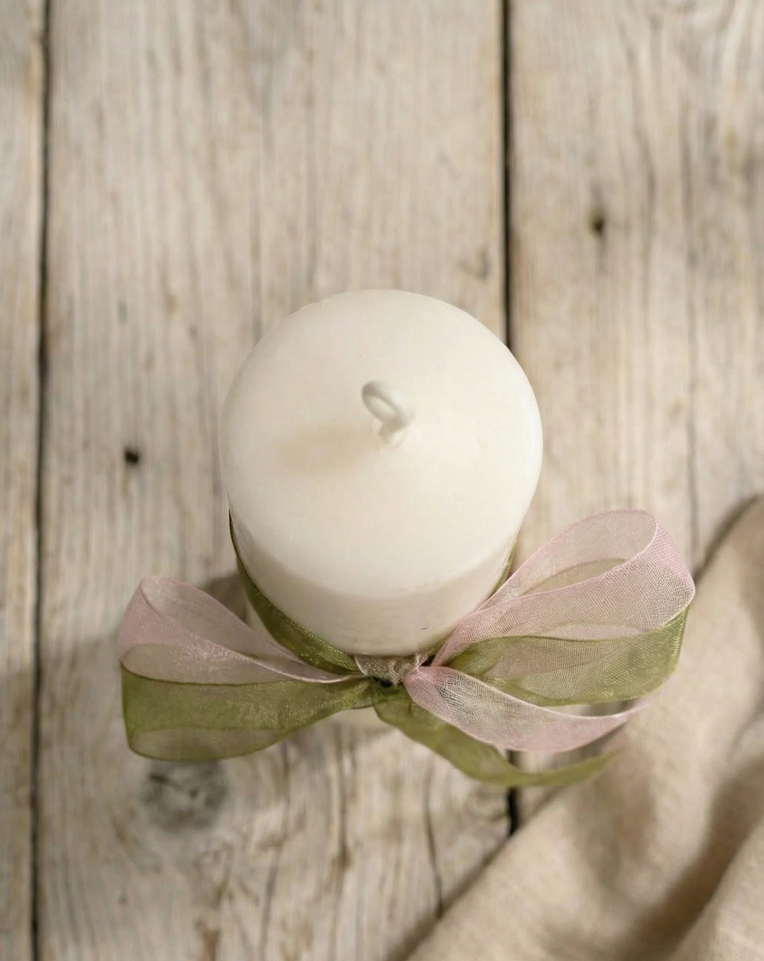 Vista superior de vela blanca de pilar con aroma jengibre