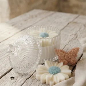 Vela bombonera de cristal con vela floral de soja en forma de margarita