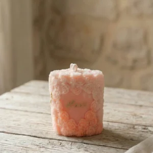 Vela decorativa de soja Rosas San Valentín en color rosa con corazón central rodeado de rosas