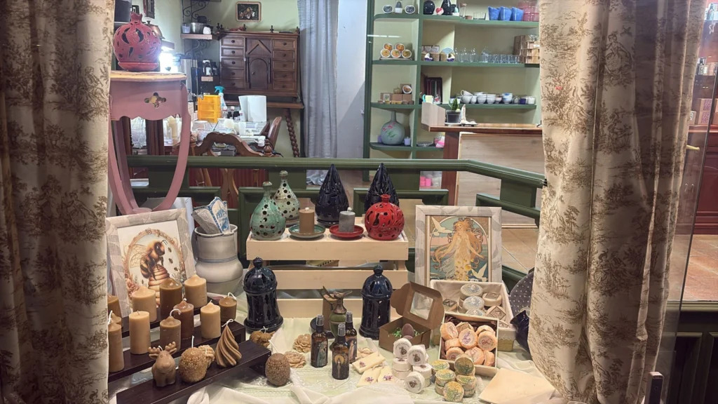 Detalle del escaparate de la tienda de velas de soja artesanales Con la cara lavada.