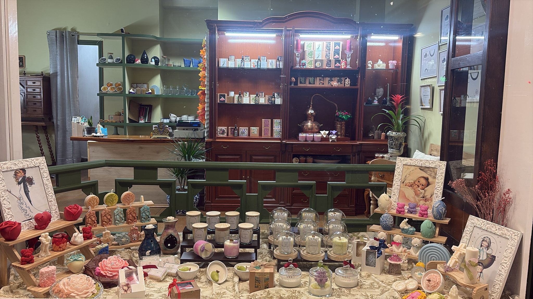 Escaparate de tienda de velas de soja artesanales. Con la cara lavada.