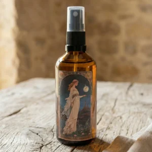 bruma de almohada natural con aroma a jazmín en frasco ámbar sobre mesa de madera rústica