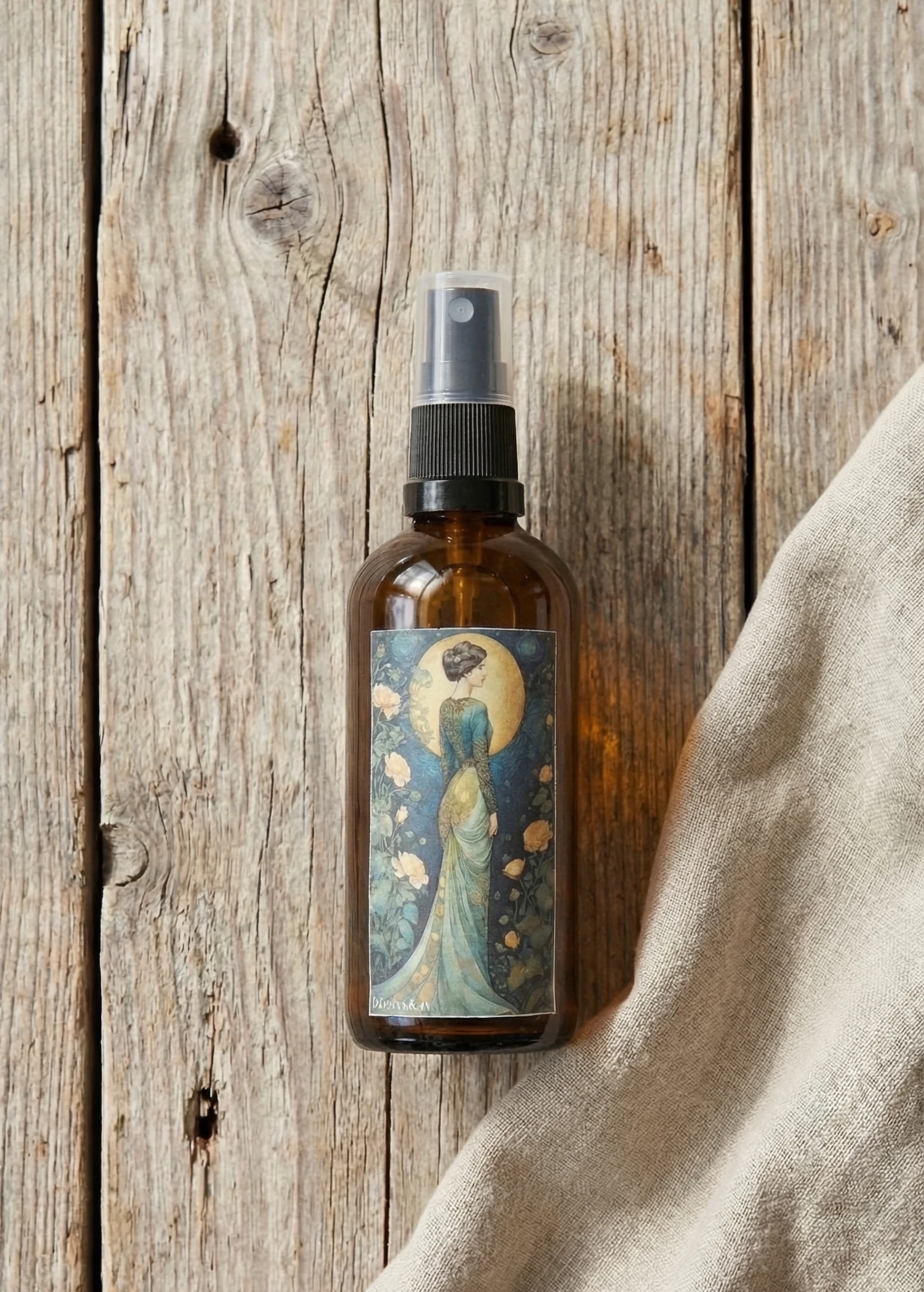 Bruma de almohada natural aroma rosas antiguas en frasco de vidrio ámbar sobre mesa de madera rústica con tela de lino