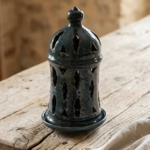 Candil arabesco de cerámica artesanal sobre fondo neutro estilo e-commerce