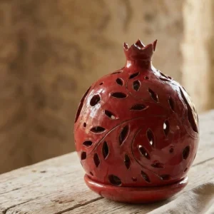 Candil Granada Roja de cerámica artesanal sobre fondo neutro