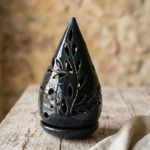 Candil Lágrima de cerámica negra artesanal sobre fondo neutro