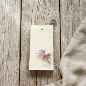 Vista cenital de cera perfumada artesanal para armarios con flores secas