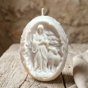 Vela Cordero de Dios de soja natural sobre mesa de madera con fondo neutro