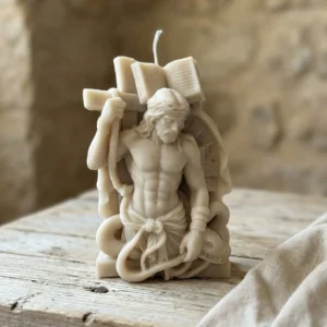 Vela Cristo cautivo de cera de soja sobre mesa de madera con tela de lino