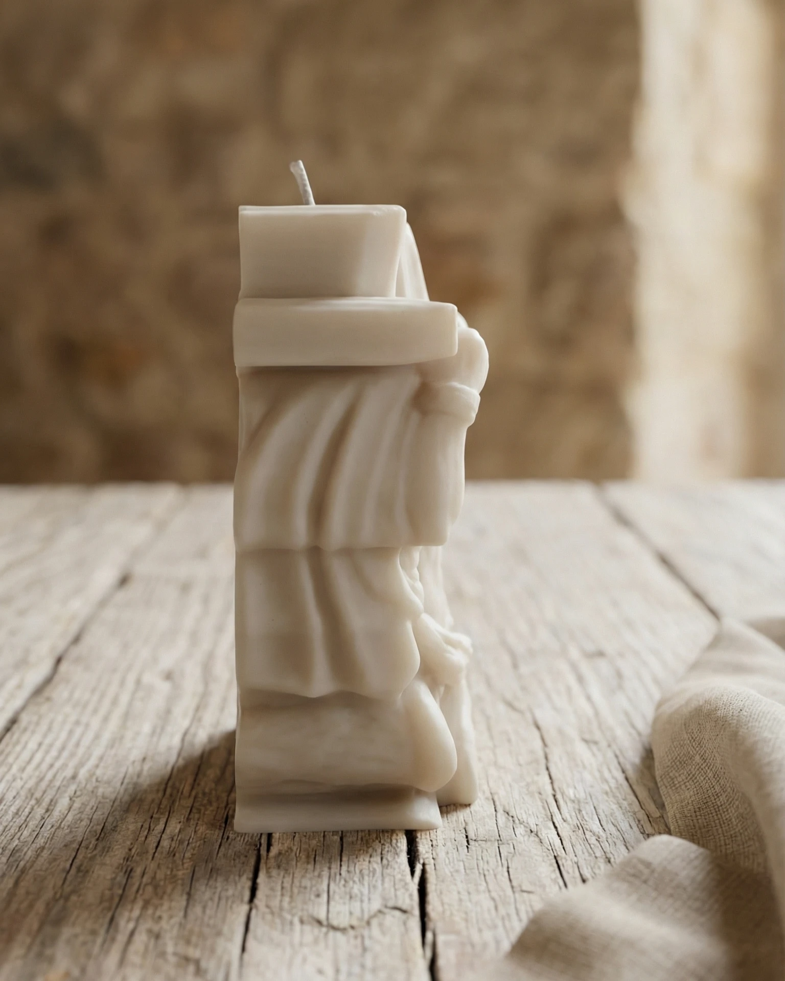 Vista izquierda de vela Cristo cautivo artesanal de soja sobre madera