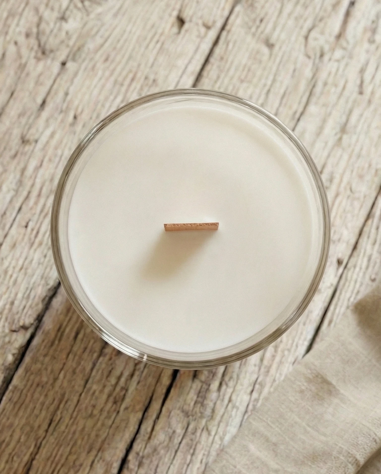 vela aromática de palo santo natural con mecha de madera vista superior