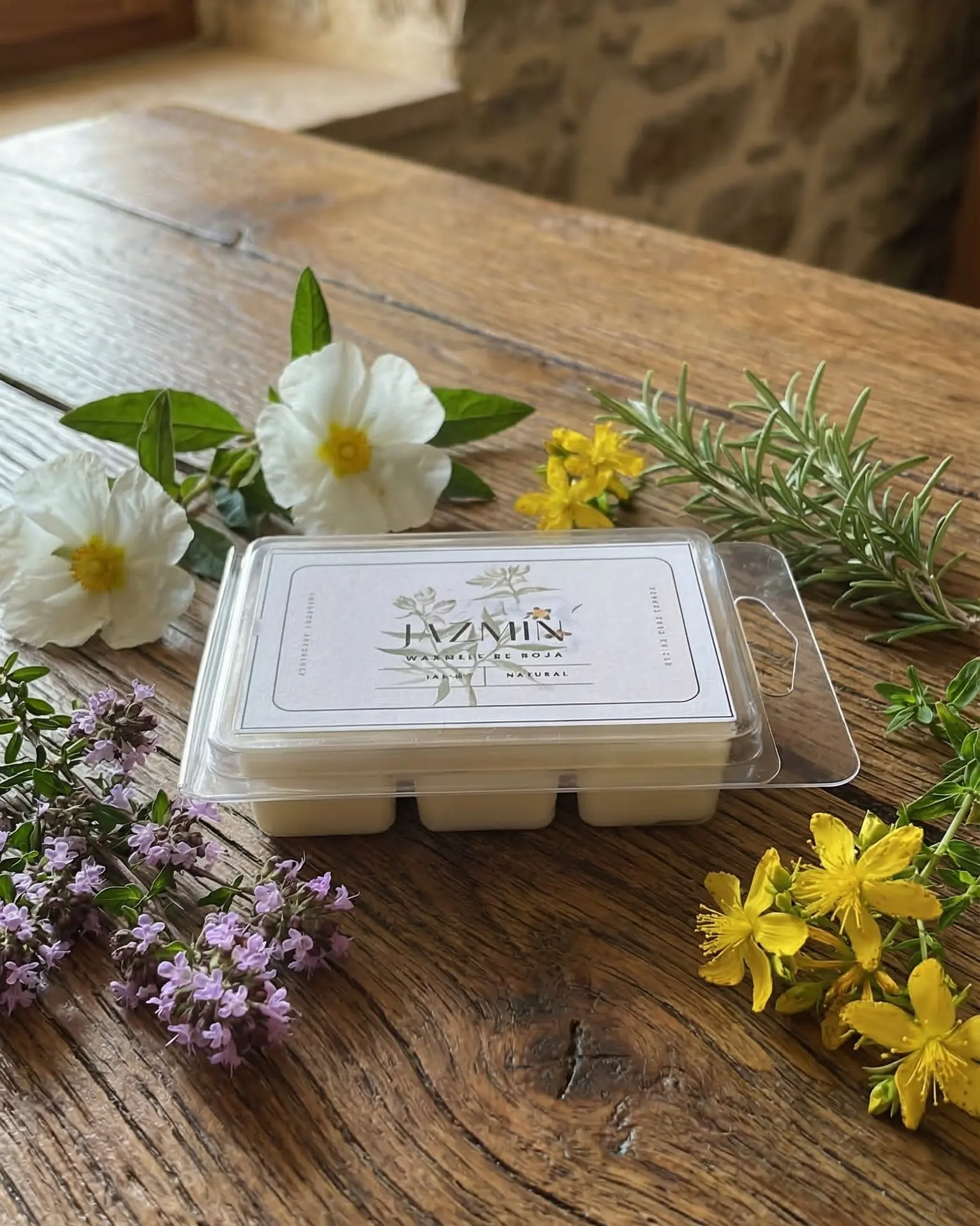 wax melt jazmín con flores amarillas y romero en ambiente cálido