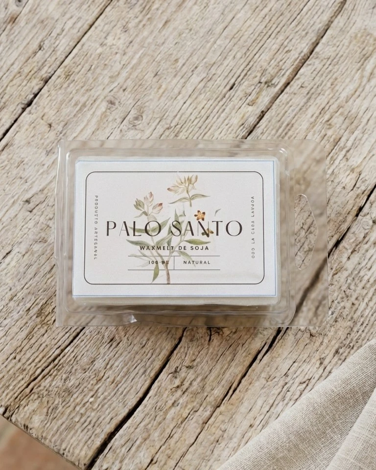wax melt de palo santo en envase transparente sobre madera