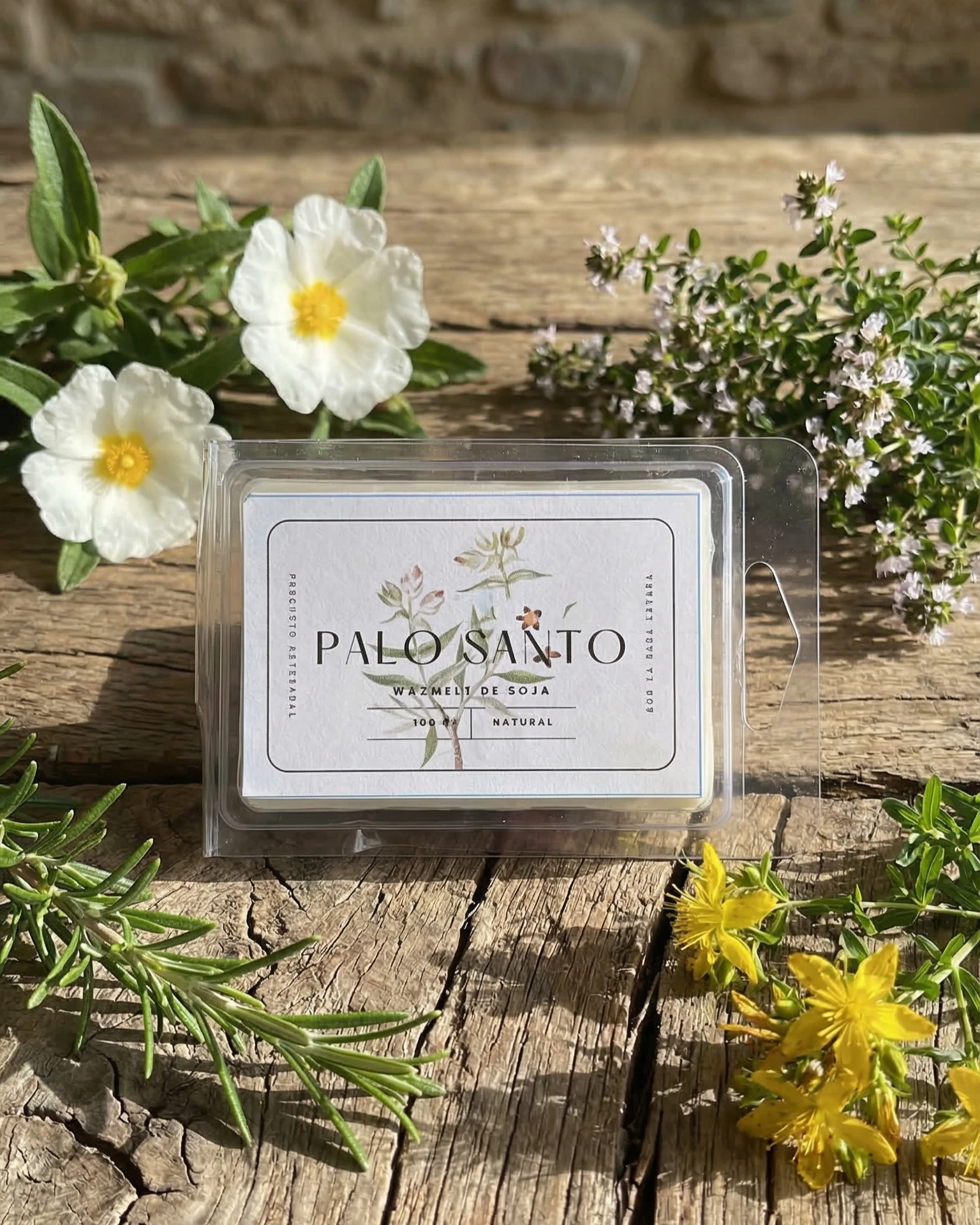 wax melt de palo santo con flores y plantas en ambiente natural