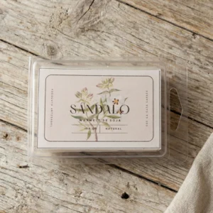 wax melt de sándalo en envase transparente sobre mesa de madera