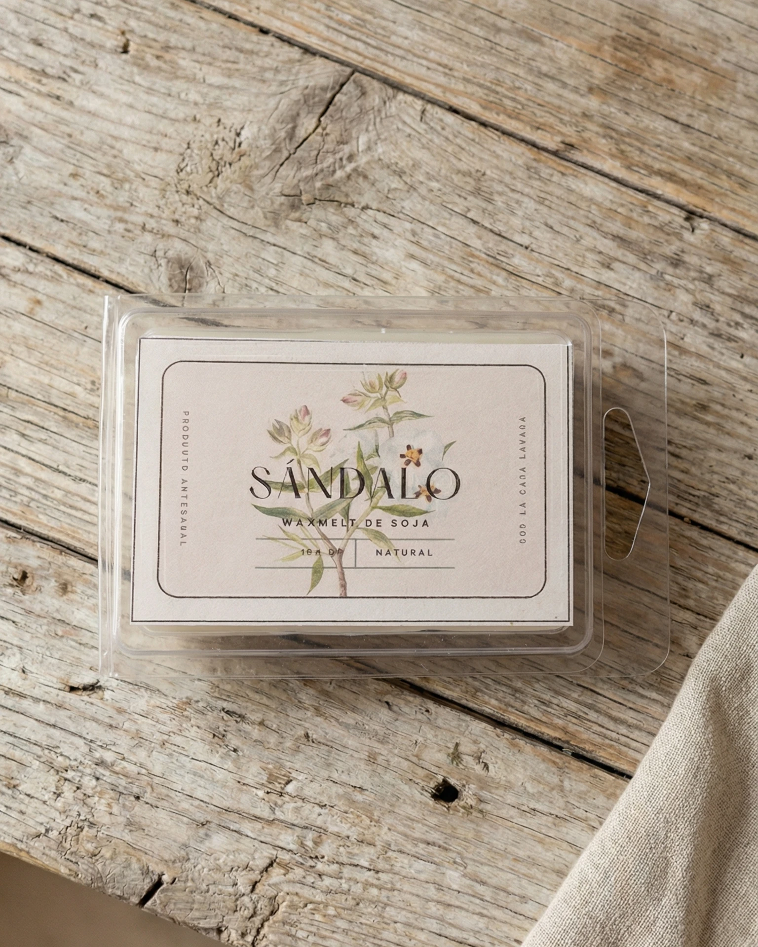 wax melt de sándalo en envase transparente sobre mesa de madera