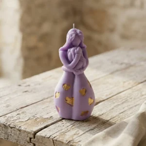 vela de soja color lila en forma de madre abrazando a su hijo sobre fondo rústico