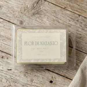 Vista superior de wax melts de flor de naranjo en envase