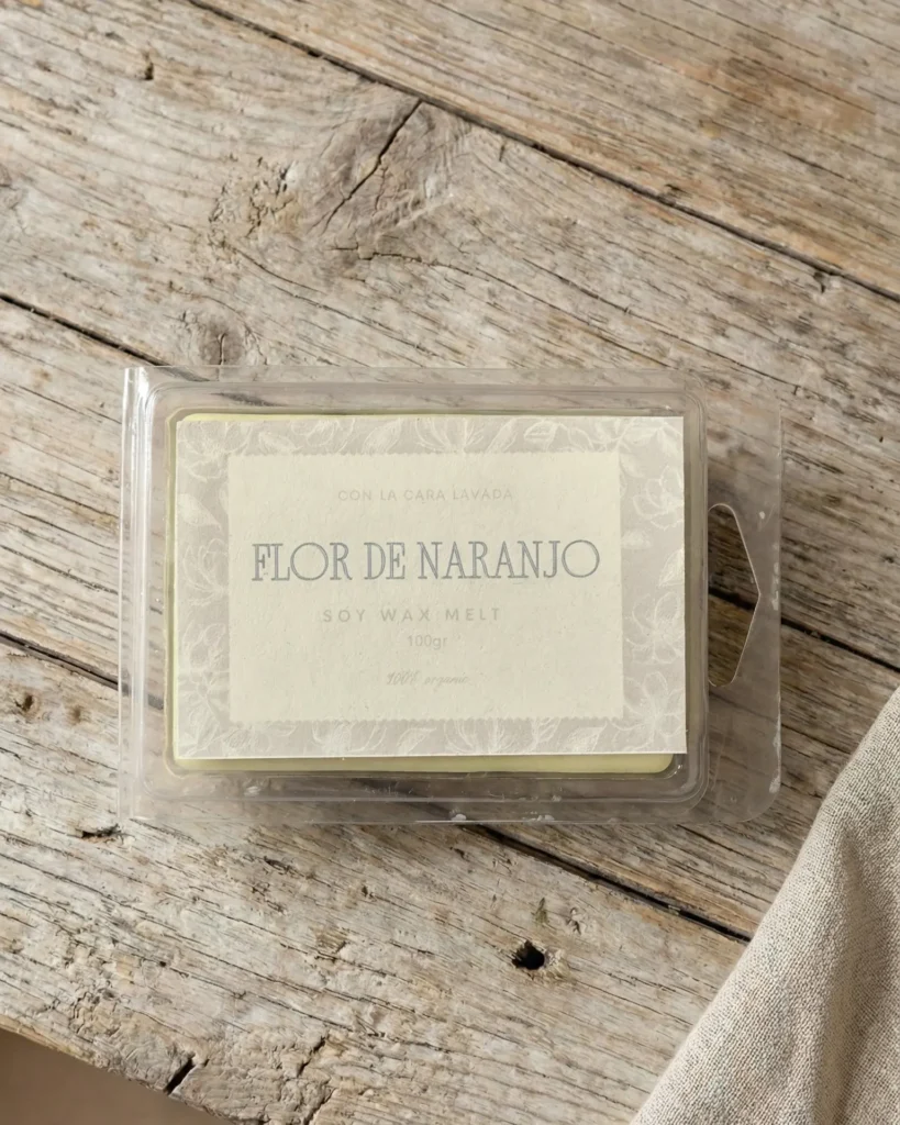 Vista superior de wax melts de flor de naranjo en envase